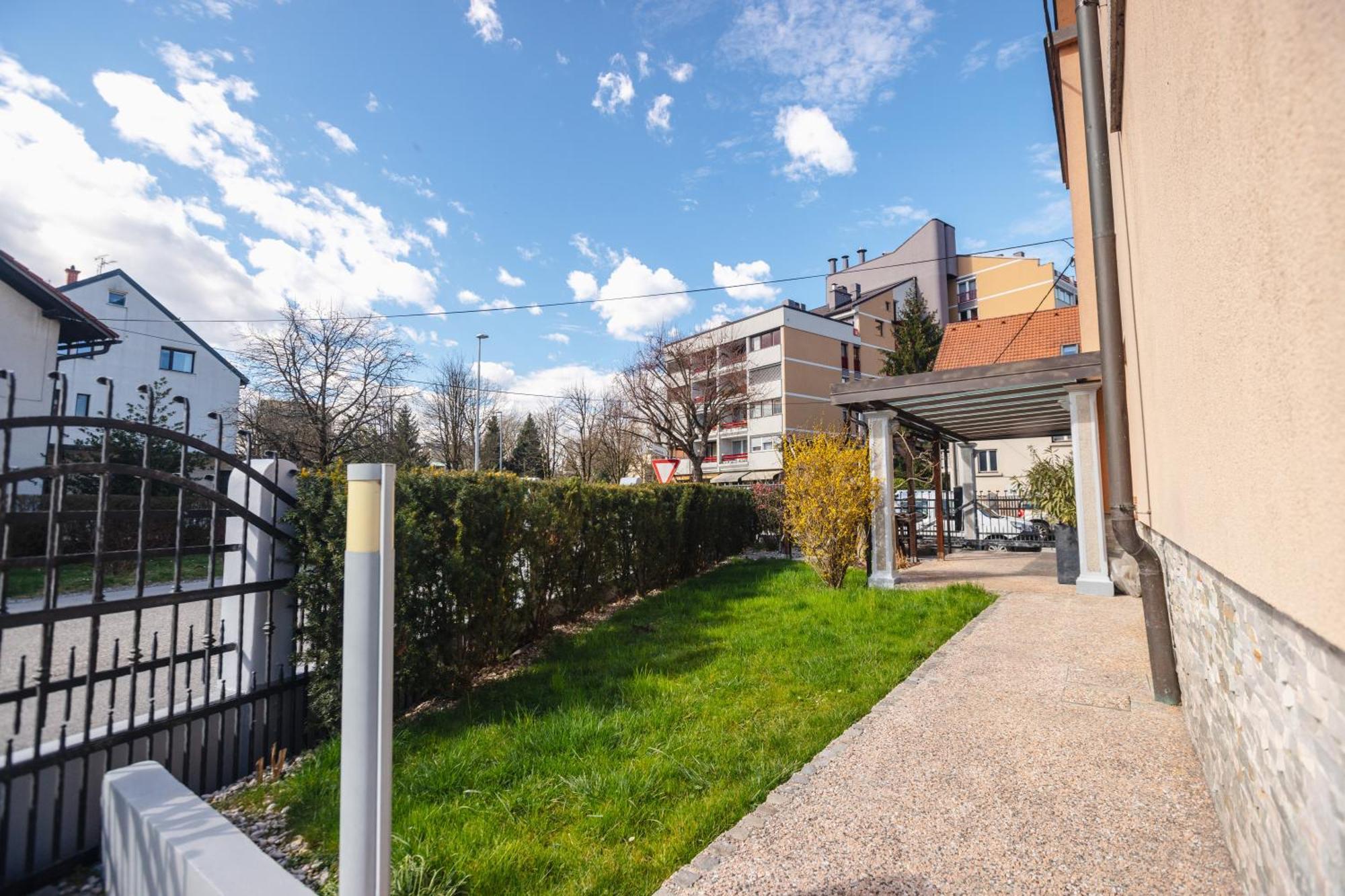 Vila Klara Apartments Любляна Екстер'єр фото